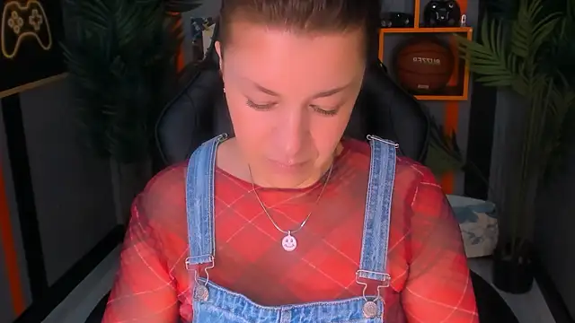 Snapshot of AnaMills chatting on March 2026 10:10:01 AM AnaMills online show from March 2026 10:10:01 AM