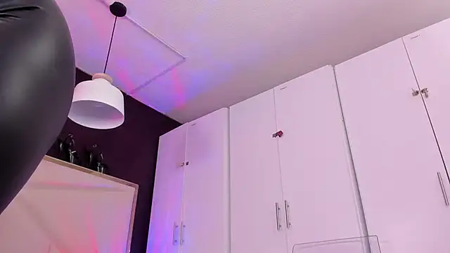 Inndrahot online show from April 2026 04:01:01 AM