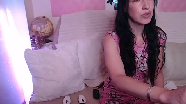 Snapshot of -carla- chatting on October 2025 04:33:01 AM -carla- online show from October 2025 04:33:01 AM