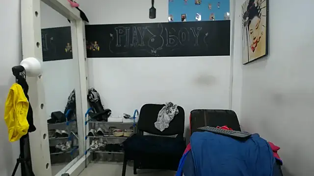 Snapshot of Meloncillo_And_BabyLiss chatting on February 2025 05:27:01 PM Meloncillo And BabyLiss online show from February 2025 05:27:01 PM