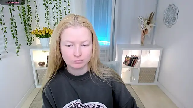 Snapshot of Laly_Peach chatting on March 2026 06:51:01 AM Laly Peach online show from March 2026 06:51:01 AM