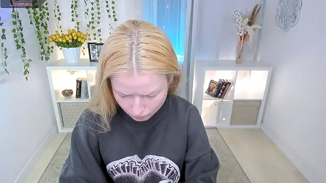 Snapshot of Laly_Peach chatting on March 2026 08:19:01 AM Laly Peach online show from March 2026 08:19:01 AM