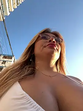 Snapshot of DIANITA_1988 chatting on January 2025 10:15:01 PM DIANITA 1988 online show from January 2025 10:15:01 PM