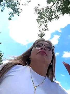 Snapshot of DIANITA_1988 chatting on September 2025 03:37:01 PM DIANITA 1988 online show from September 2025 03:37:01 PM