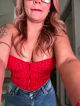 Snapshot of DIANITA_1988 chatting on January 2026 04:31:02 PM DIANITA 1988 online show from January 2026 04:31:02 PM