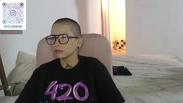 Snapshot of moon_cat85 chatting on February 2025 10:55:01 PM moon cat85 online show from February 2025 10:55:01 PM