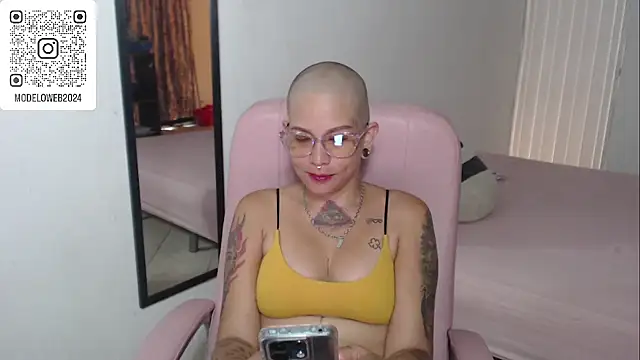 Snapshot of moon_cat85 chatting on February 2025 02:57:02 PM moon cat85 online show from February 2025 02:57:02 PM