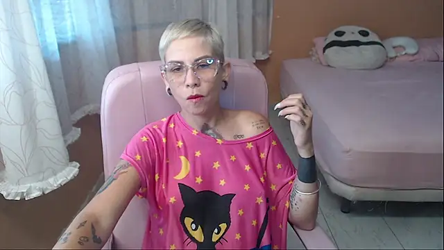Snapshot of moon_cat85 chatting on May 2026 01:30:02 PM moon cat85 online show from May 2026 01:30:02 PM