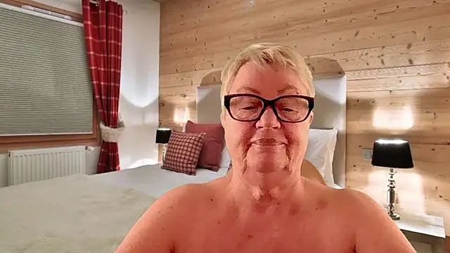 GrannyChrissy68 online show from March 2026 01:33:01 PM