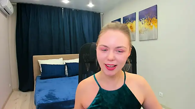 Snapshot of Strawberrye chatting on January 2025 01:22:02 PM Strawberrye online show from January 2025 01:22:02 PM