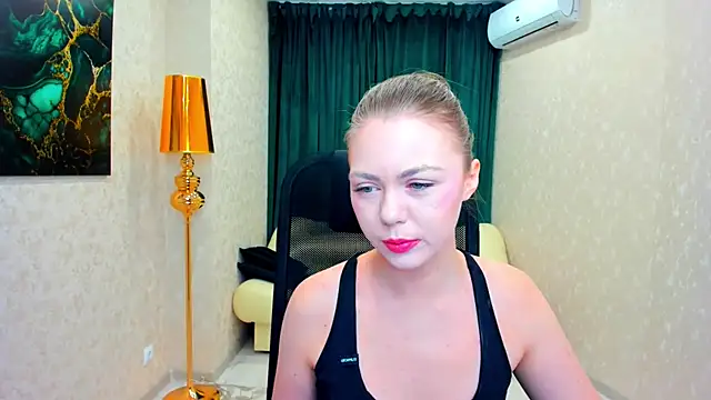 Snapshot of Strawberrye chatting on February 2025 03:24:02 AM Strawberrye online show from February 2025 03:24:02 AM