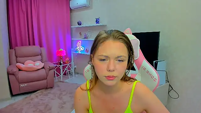 Snapshot of Strawberrye chatting on September 2025 03:34:01 AM Strawberrye online show from September 2025 03:34:01 AM