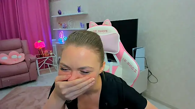 Snapshot of Strawberrye chatting on October 2025 03:59:01 AM Strawberrye online show from October 2025 03:59:01 AM