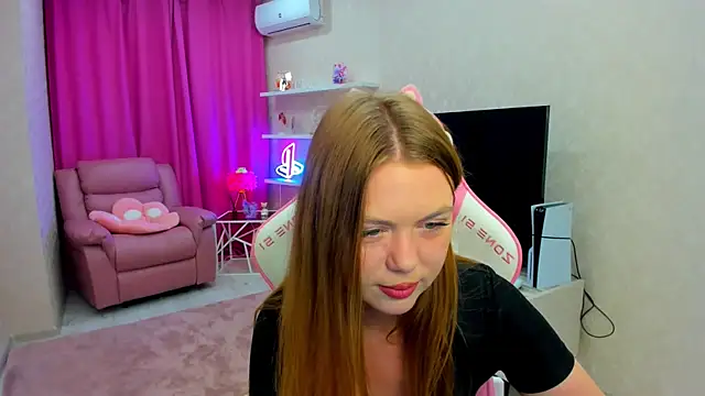 Snapshot of Strawberrye chatting on November 2025 03:26:02 AM Strawberrye online show from November 2025 03:26:02 AM