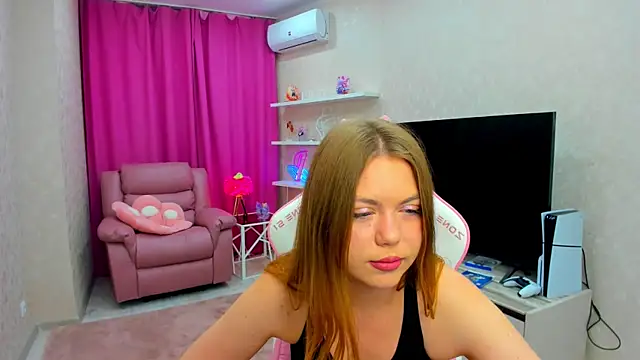 Snapshot of Strawberrye chatting on November 2025 03:28:02 AM Strawberrye online show from November 2025 03:28:02 AM