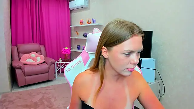 Snapshot of Strawberrye chatting on February 2026 03:26:01 AM Strawberrye online show from February 2026 03:26:01 AM