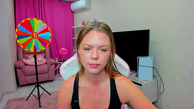 Snapshot of Strawberrye chatting on February 2026 03:21:02 AM Strawberrye online show from February 2026 03:21:02 AM