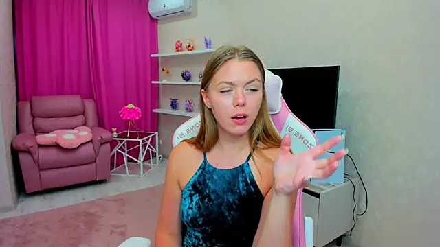 Snapshot of Strawberrye chatting on February 2026 07:51:01 AM Strawberrye online show from February 2026 07:51:01 AM