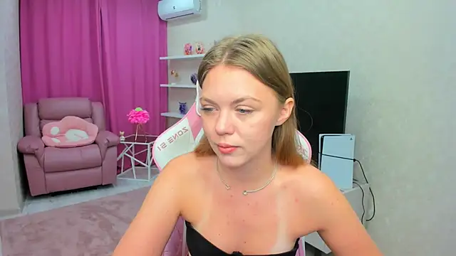 Snapshot of Strawberrye chatting on February 2026 03:14:02 AM Strawberrye online show from February 2026 03:14:02 AM