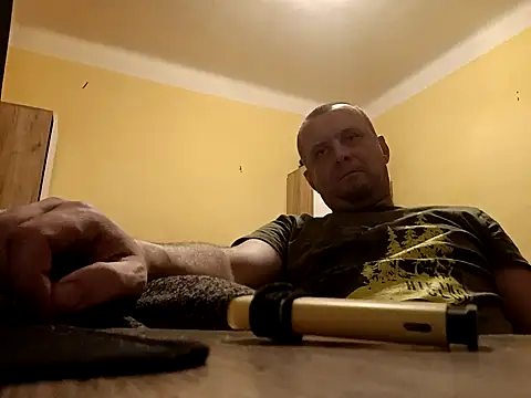 Snapshot of MrWhitePL chatting on January 2025 02:33:01 AM MrWhitePL online show from January 2025 02:33:01 AM