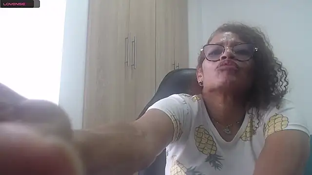 Snapshot of BustyMilf_ chatting on January 2025 04:30:01 PM BustyMilf online show from January 2025 04:30:01 PM