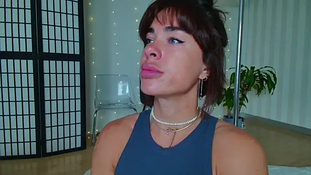 Snapshot of girl_nextd00r chatting on February 2025 01:06:01 PM girl nextd00r online show from February 2025 01:06:01 PM