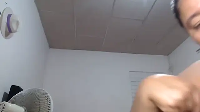 Snapshot of adrixxx38 chatting on December 2025 01:13:01 AM adrixxx38 online show from December 2025 01:13:01 AM