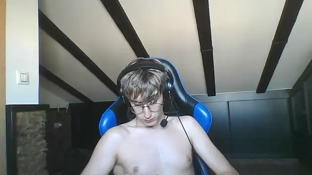 Snapshot of Troycm chatting on April 2026 11:01:01 AM Troycm online show from April 2026 11:01:01 AM