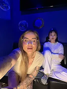 Snapshot of Etwas_neugierig chatting on February 2026 03:27:02 PM Etwas neugierig online show from February 2026 03:27:02 PM