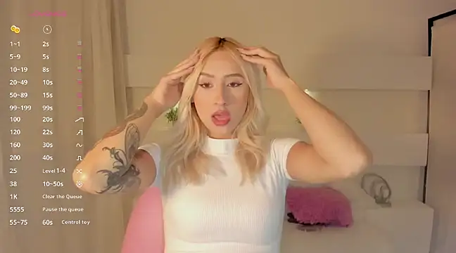 Snapshot of AshleyRoys chatting on January 2025 03:04:01 PM AshleyRoys online show from January 2025 03:04:01 PM