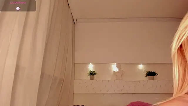 Snapshot of AshleyRoys chatting on March 2025 10:55:02 PM AshleyRoys online show from March 2025 10:55:02 PM