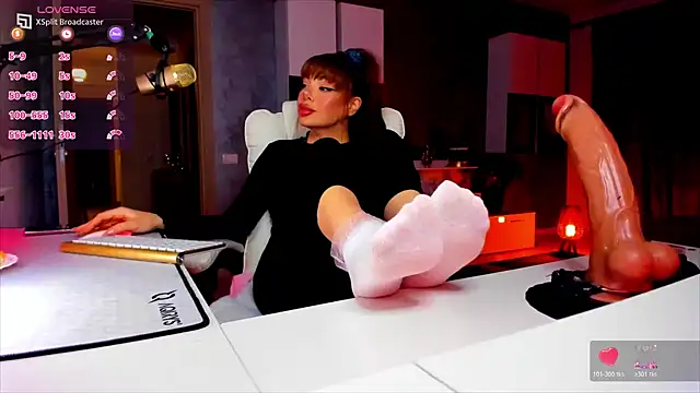 Snapshot of Miss_kay1111 chatting on April 2026 06:10:01 PM Miss kay1111 online show from April 2026 06:10:01 PM