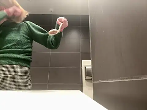 Snapshot of MissKittyPuss@xh chatting on December 2025 07:07:02 PM MissKittyPussxh online show from December 2025 07:07:02 PM