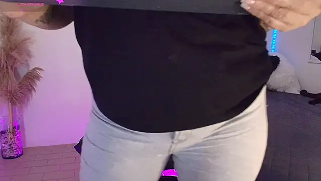 JuliRamirez online show from March 2025 06:39:02 PM