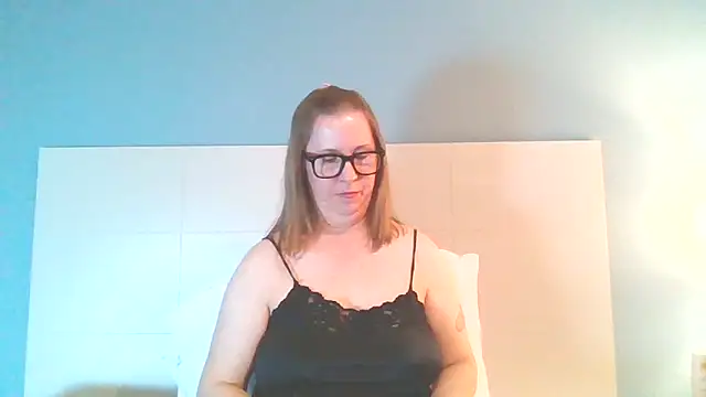 Snapshot of SweetandNaughty1 chatting on March 2025 06:18:02 AM SweetandNaughty1 online show from March 2025 06:18:02 AM