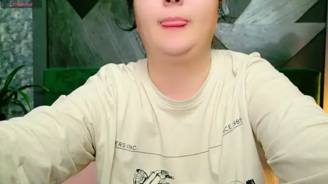 Snapshot of AleshaArabian chatting on January 2025 08:15:02 PM AleshaArabian online show from January 2025 08:15:02 PM