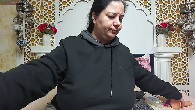 Snapshot of AleshaArabian chatting on March 2025 03:40:01 AM AleshaArabian online show from March 2025 03:40:01 AM