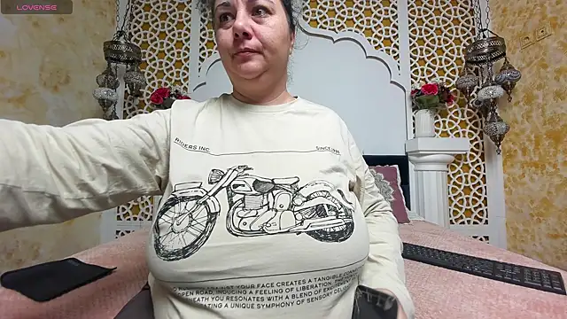 Snapshot of AleshaArabian chatting on March 2025 07:23:02 PM AleshaArabian online show from March 2025 07:23:02 PM