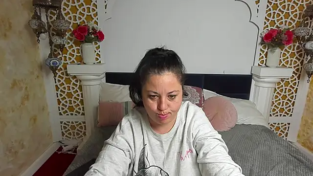 Snapshot of AleshaArabian chatting on October 2025 04:20:02 AM AleshaArabian online show from October 2025 04:20:02 AM