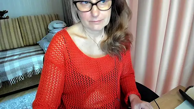 Snapshot of lauraoven chatting on March 2026 07:26:02 AM lauraoven online show from March 2026 07:26:02 AM