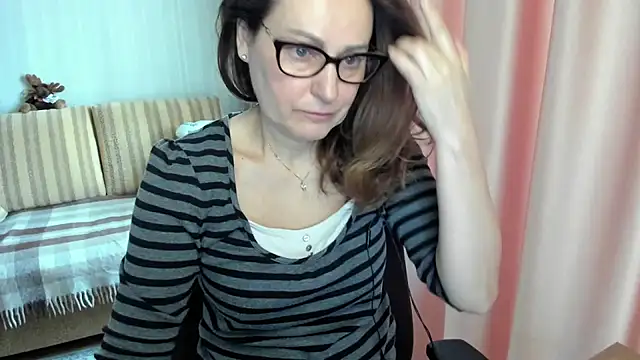 Snapshot of lauraoven chatting on March 2026 07:25:01 AM lauraoven online show from March 2026 07:25:01 AM