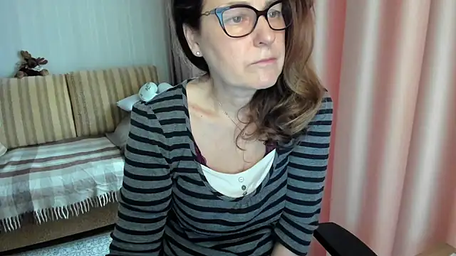 Snapshot of lauraoven chatting on March 2026 07:03:02 AM lauraoven online show from March 2026 07:03:02 AM