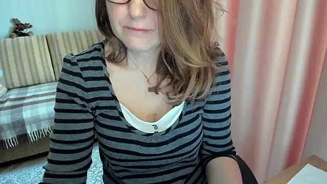 Snapshot of lauraoven chatting on March 2026 07:26:01 AM lauraoven online show from March 2026 07:26:01 AM