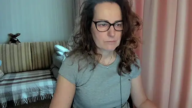 Snapshot of lauraoven chatting on March 2026 08:31:01 AM lauraoven online show from March 2026 08:31:01 AM