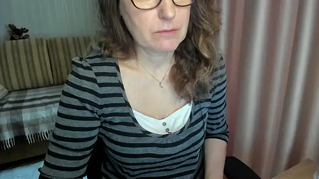 Snapshot of lauraoven chatting on March 2026 07:23:01 AM lauraoven online show from March 2026 07:23:01 AM