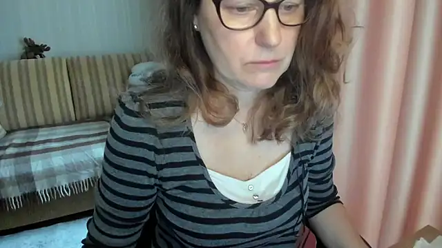 Snapshot of lauraoven chatting on March 2026 06:40:01 AM lauraoven online show from March 2026 06:40:01 AM