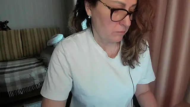 Snapshot of lauraoven chatting on April 2026 07:28:01 AM lauraoven online show from April 2026 07:28:01 AM