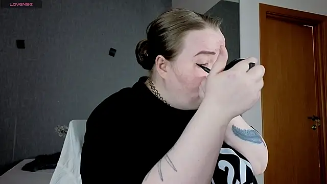 Snapshot of EMMA__CONNOR chatting on September 2025 10:42:02 AM EMMA CONNOR online show from September 2025 10:42:02 AM