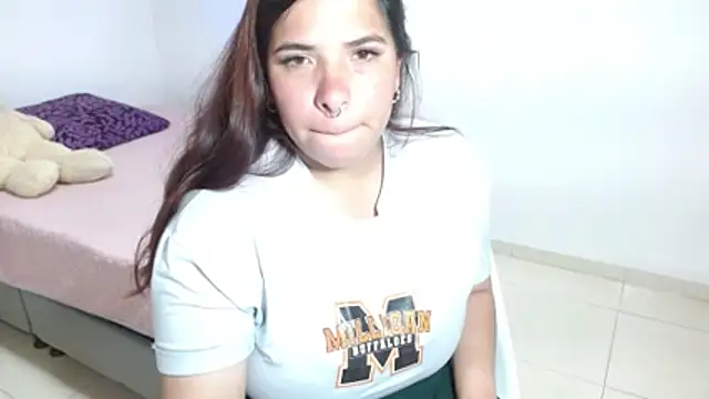 Karlathompson online show from November 2025 11:26:02 PM