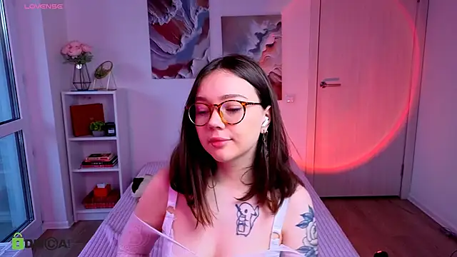 Snapshot of MilenaSaint chatting on September 2025 04:18:02 AM MilenaSaint online show from September 2025 04:18:02 AM